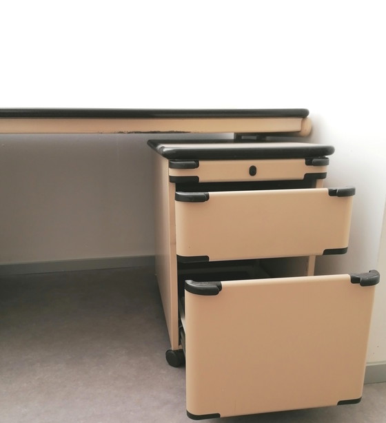 Image 1 of Scrivania vintage in metallo con cassetti. 