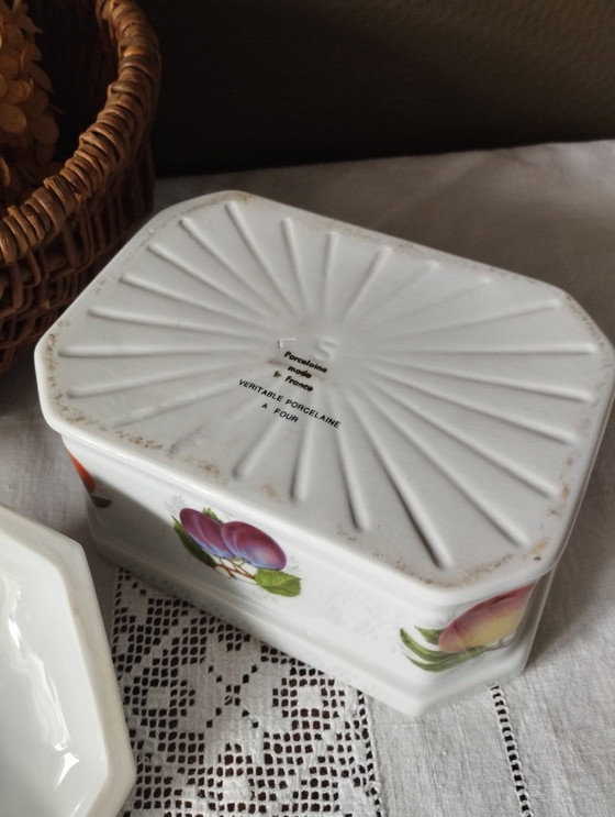 Image 1 of Antieke achthoekige terrine van wit porselein met veelkleurige fruitdecoratie.