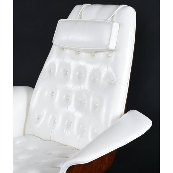 Image 1 of Silla giratoria e inclinable con capitoné blanco estilo George Mulhauser restaurada con otomana