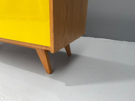 Image 1 of Armoire U-450 en placage de chêne, variante jaune et blanche, Jiří Jiroutek pour Interiér Praha, années 1960