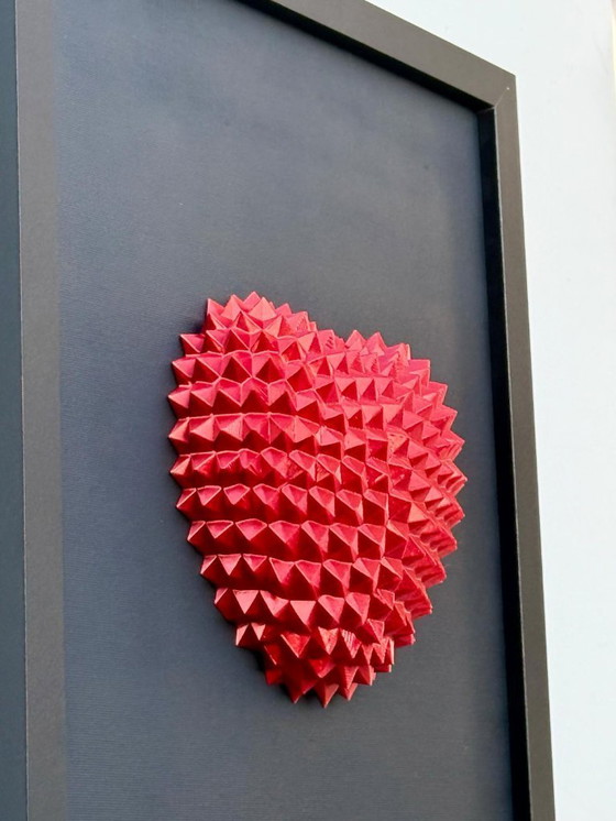 Image 1 of Décoration murale géométrique en forme de cœur 3D – Sculpture rouge en PLA sur toile noire (encadrée)