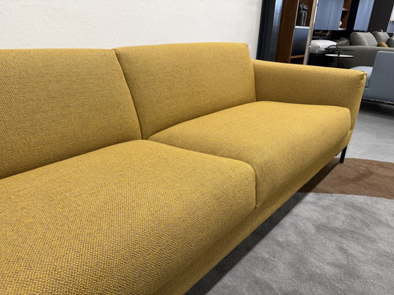 Image 1 of Diseño en stock Sofá Aikon de 4 plazas de tela amarilla