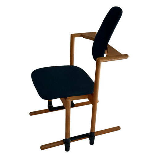 Peter Opsvik - Stokke - Flysit - Ergonomisch gevormde schommelstoel - Blauwe stoffen bekleding en houten frame