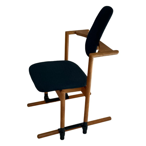 Image 1 of Peter Opsvik - Stokke - Flysit - Ergonomisch geformter Schaukelstuhl - Blauer Stoffbezug und Holzrahmen