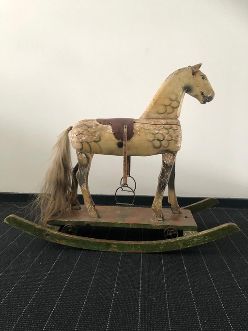 Cheval à bascule ancien avec une queue qui se balance