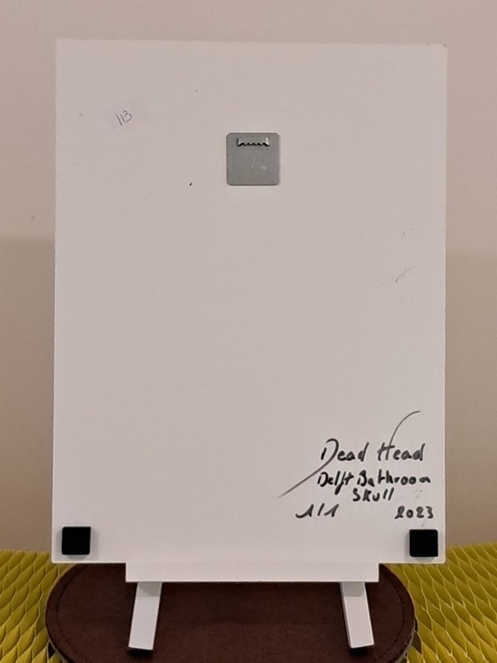 Image 1 of DEAD HEAD – Delfter Badezimmerschädel – Druck auf Aluminiumplatte
