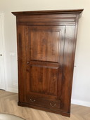 Bellissimo mobiletto da caccia in legno di ciliegio