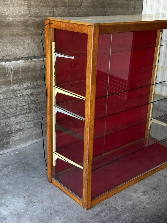 Gran escaparate de una tienda de antigüedades, década de 1930. – Vitrine ancienne années 1930, Vitrinas, Wood (photo 8 of 15)