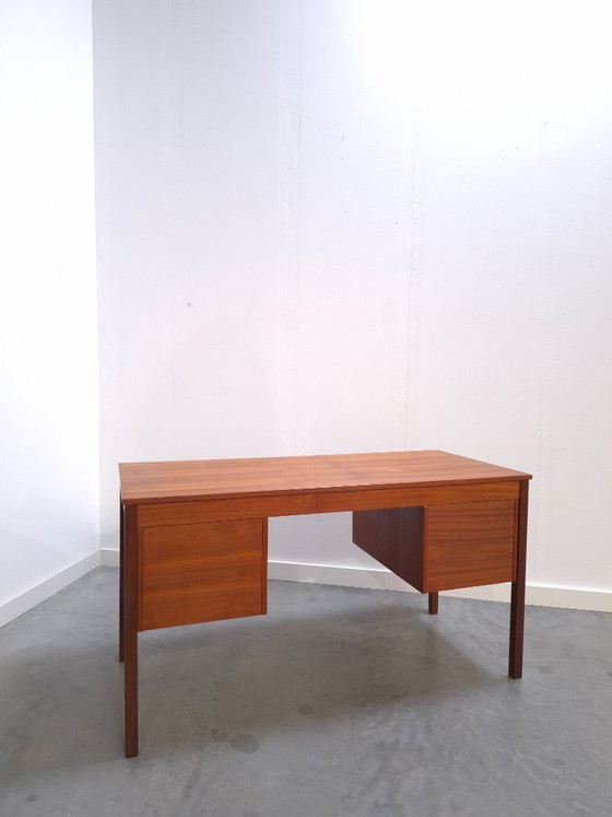 Image 1 of Teak vrijstaand bureau met lade uit Denemarken