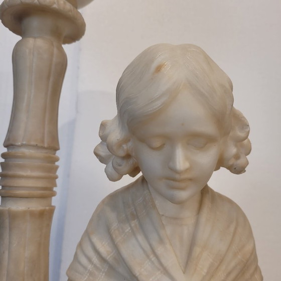 Image 1 of Scultura/lampada da tavolo “ragazza che legge”, alabastro, firmata, Art Nouveau, inizi del XX secolo – Italia
