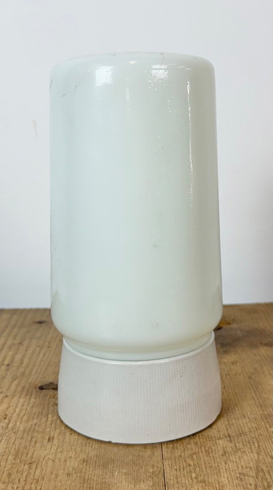 Plafonnier vintage en porcelaine blanche avec verre opalin, années 1970 – Appliques murales (photo 3 of 14)