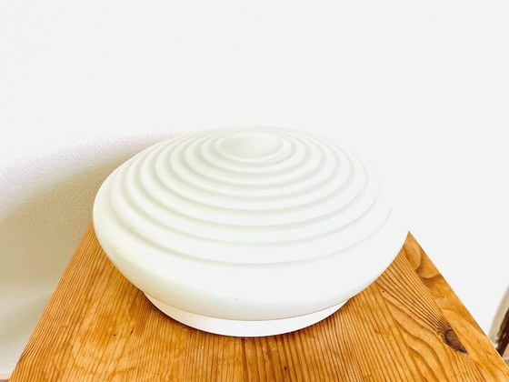 Image 1 of Witte opaal geribbelde glazen ronde Art Deco plafond- of wandlamp, USSR jaren 60