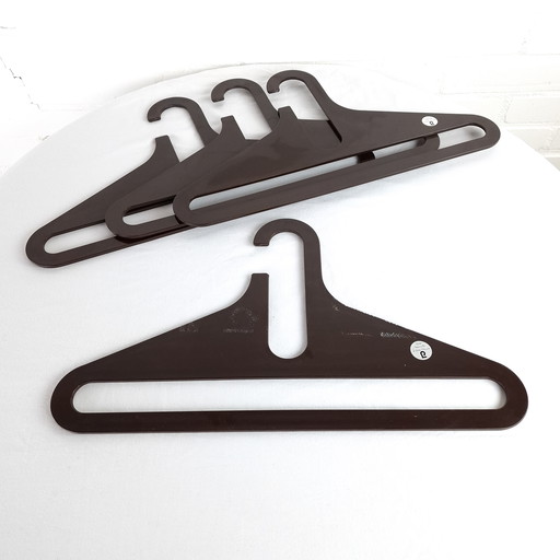 4 perchas vintage de color marrón oscuro estilo era espacial de Danilo Silvestrin Lambert