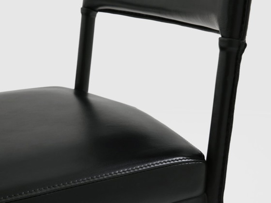 Image 1 of Jacques Quinet paar leren bijzettafels met zadelstiksel en messing details, 1950