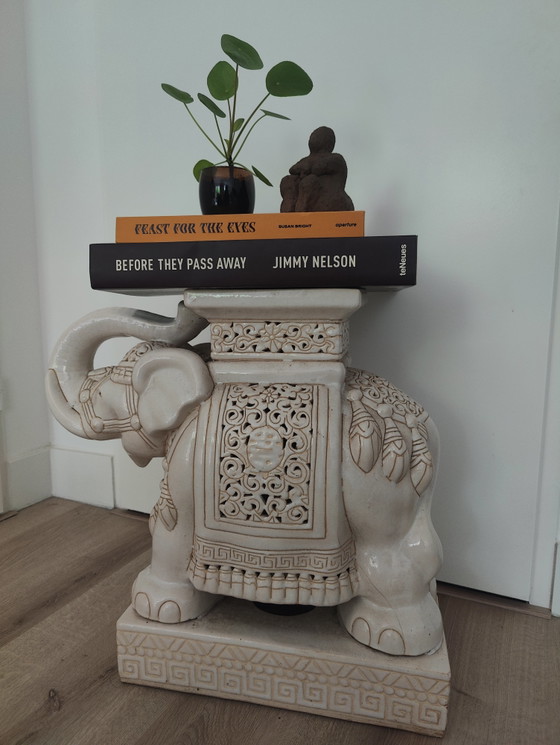 Image 1 of Table d'appoint éléphant en céramique, blanc cassé - 53 cm de hauteur