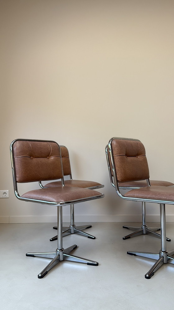 Image 1 of Quatre chaises pivotantes vintage en cuir chromé/skaï