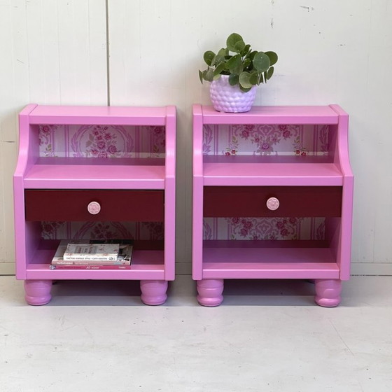 Image 1 of Set di 2 comodini con carta da parati rosa/rosso/vintage, unico nel suo genere.