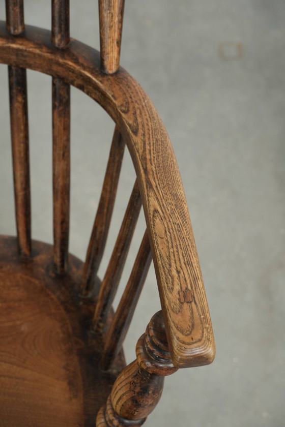 Image 1 of Antieke Engelse spijlenstoel, Windsor chair/ bijzetstoel uit begin 19e eeuw met mooie diepe kleuren