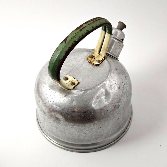 Image 1 of Antica teiera in alluminio: un'ottima decorazione per la cucina di una casa di campagna. Prodotta in Inghilterra.