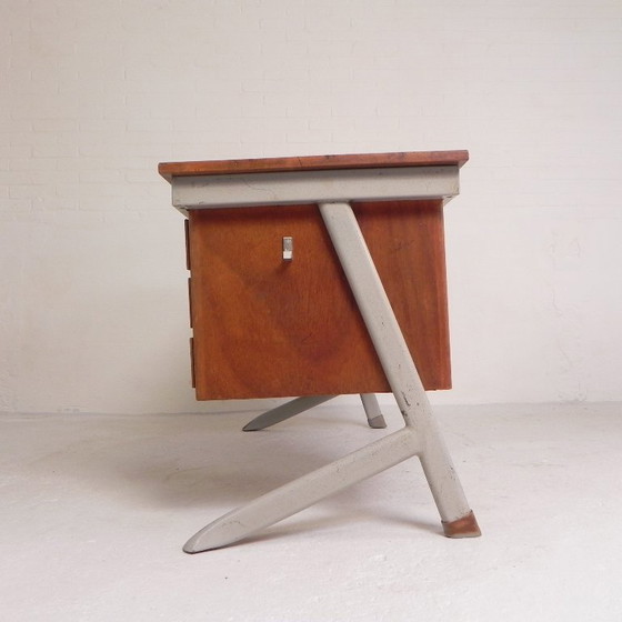 Escritorio industrial con 2 cajoneras, década de 1960. – Wood, Iron (photo 12 of 32)