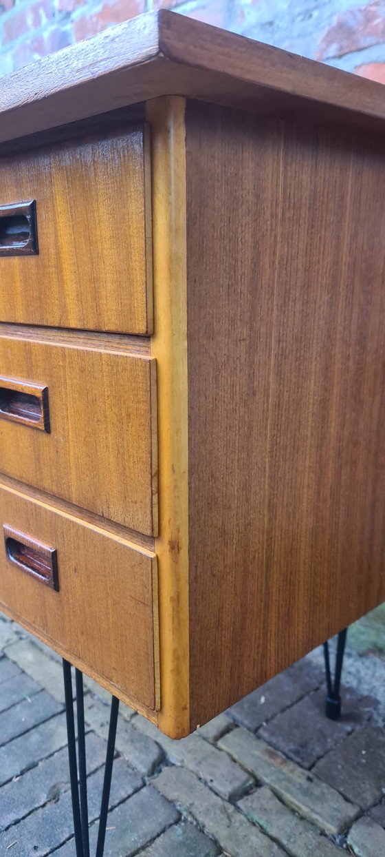 Image 1 of Bureau design vintage. Années 1960. Pieds en épingle à cheveux.