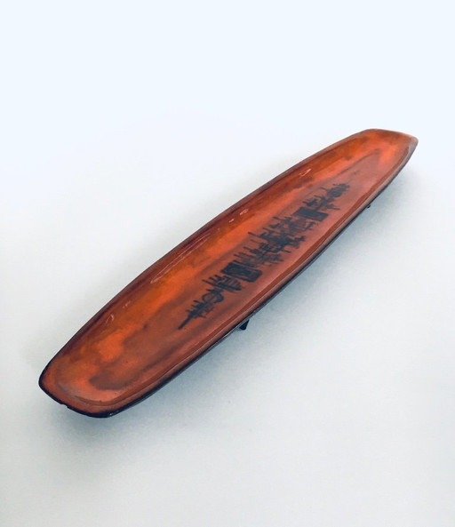 Plat en céramique d'art en forme de planche de surf, créé par Sanchez pour Perignem Studios, Belgique, années 1960