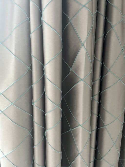 Tende grigio chiaro con filo blu
