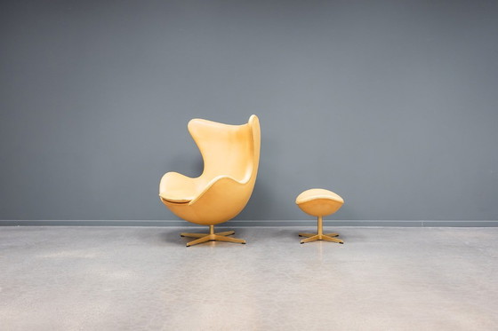 Image 1 of Poltrona a uovo + pouf