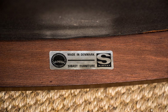 Image 1 of Een paar fauteuils en een bijzettafel, Deens, van palissanderhout en leer, ontworpen door Arne Vodder voor Sibast in 1960.
