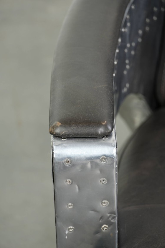 Image 1 of 2x robuste, industrietaugliche Sessel im Aviator-Design aus schwarzem Rindsleder mit Aluminiumverzierungen und Nieten