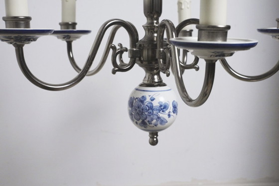 Image 1 of Lustre vintage en porcelaine de Delft bleu et blanc, suspension à 5 bras en céramique hollandaise de style cottagecore.