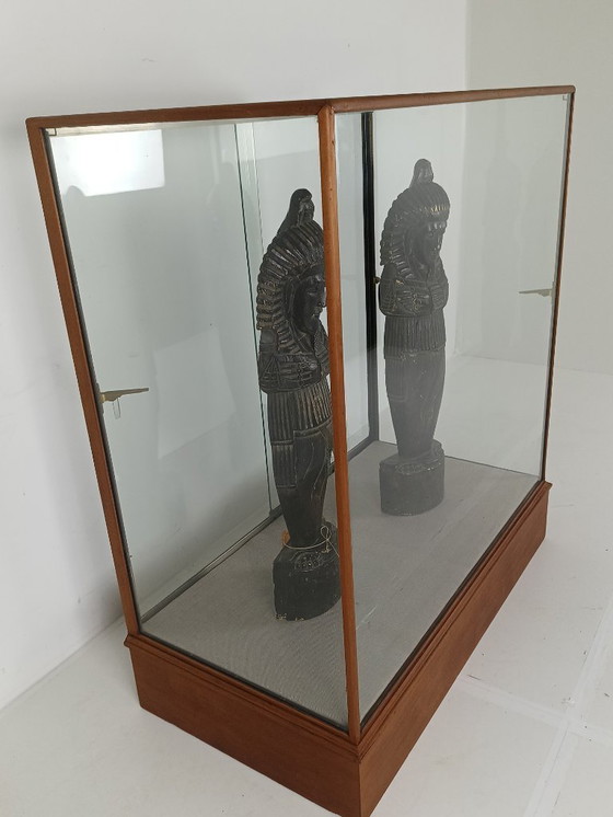 Image 1 of Vitrine de musée ancienne