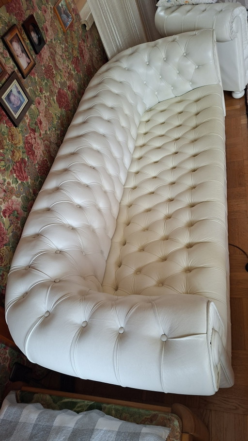 Chesterfield Bank + Fauteuil + Voetenbank – 3 5 zitsbanken, Leather, Wood (photo 2 of 6)