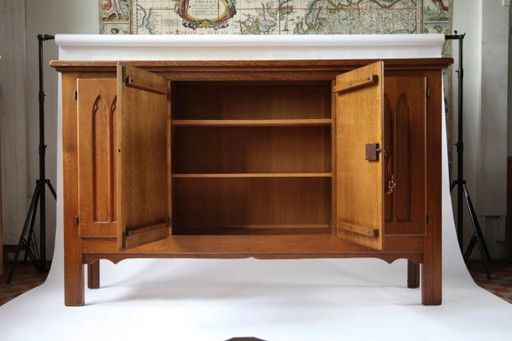 Meuble en chêne d'inspiration gothique belge, années 1960 – high boards, Wood (photo 2 of 13)