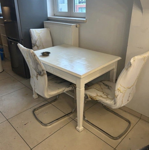 Tafel + 3 stoelen met hoes