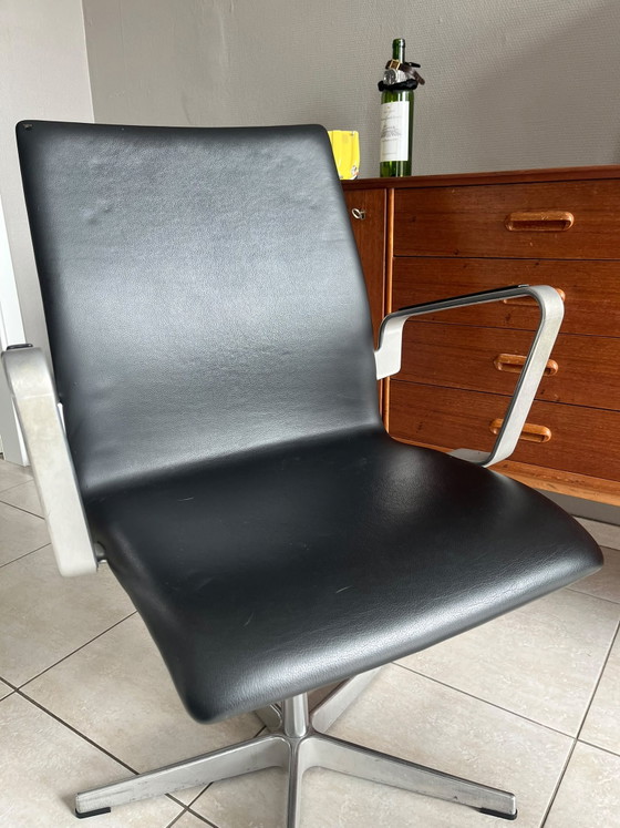 2x Fritz Hansen Oxford By Arne Jacobsen – Office chairs, Leather, Aluminium (photo 8 of 9)