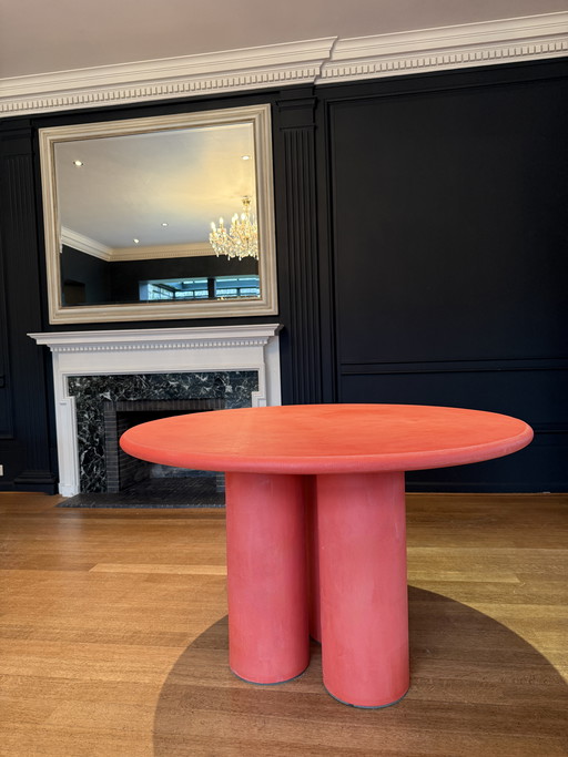 Ronde Mortex tafel in coral kleur – met 3 poten dia 120cm