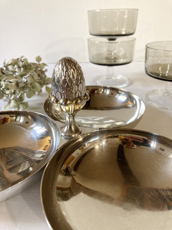 Image 1 of Verzilverde metalen snack-/bedelaarsstand met een dennenappelvormig handvat.