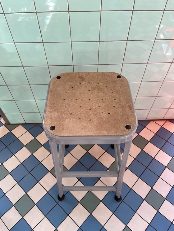 Image 1 of 8 tabourets Aurora vintage en métal. (7 sans dossier, 1 avec)