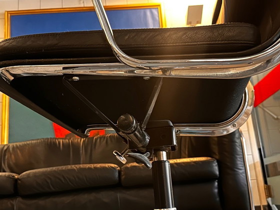 Image 1 of vitra Eames EA bureaustoelen
