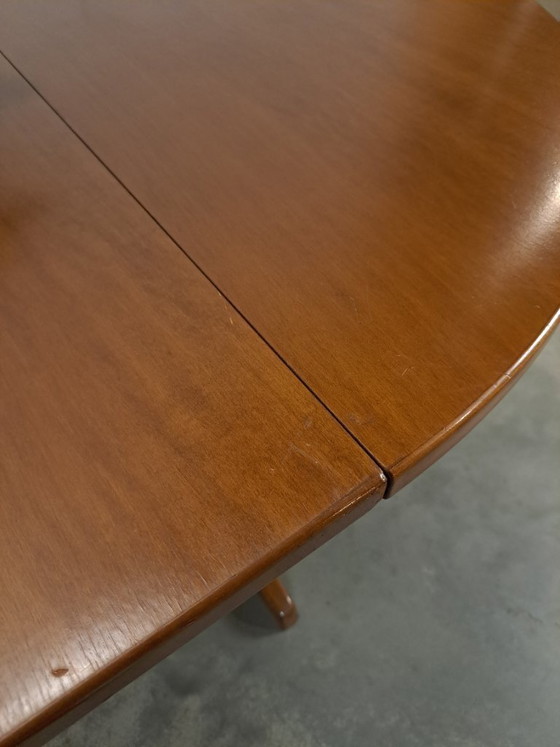 Image 1 of Round extendable dining table Thonet