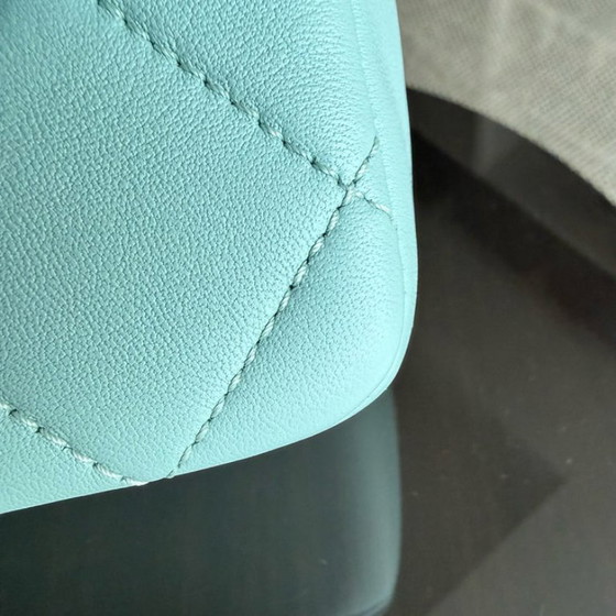 Image 1 of Chanel 2020 Elegante Saison-Klapptasche mit Harzkette – Gestepptes Lammleder in Tiffany-Blau, GHW Nr. 29