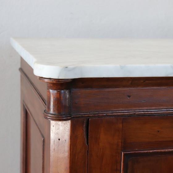 Image 1 of Seltener kleiner antiker Kleiderschrank aus Nussbaumholz mit Marmorplatte, Italien, 19. Jahrhundert