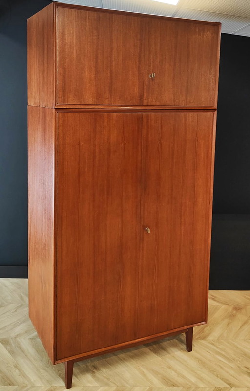 Kleiderschrank aus der Mitte des Jahrhunderts