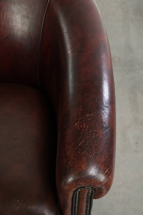 Stoere vintage schapenleren clubfauteuil met mooie kleuren en een luxe afwerking met siernagels en zwarte (photo 8 of 12)