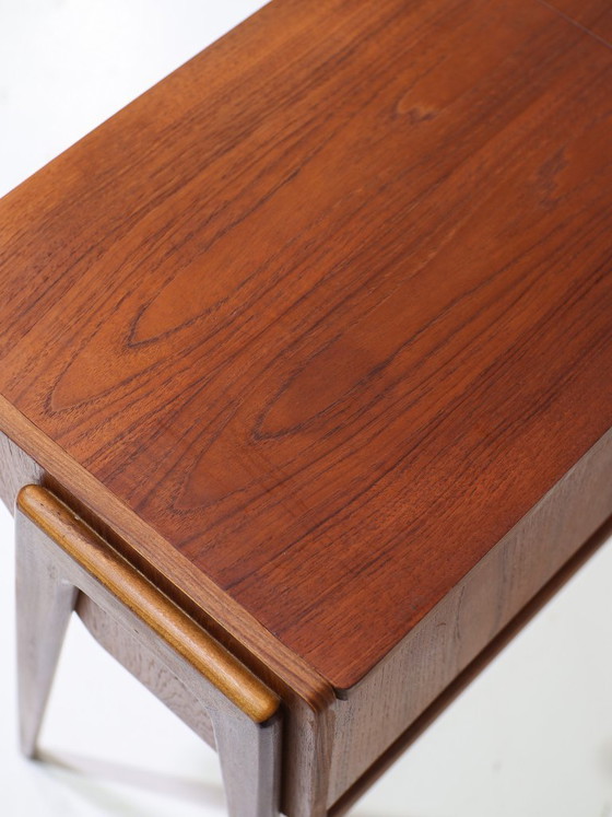 Image 1 of Tocador danés antiguo de teca de la década de 1960.