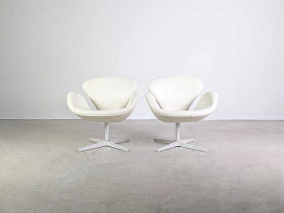 Image 1 of 2x Silla Swan original de Fritz Hansen, cuero blanco de Arne Jacobsen