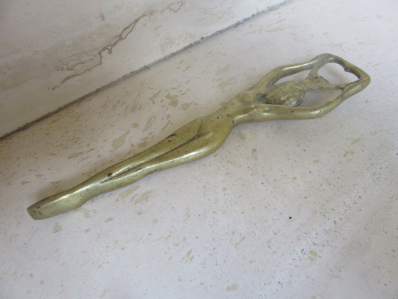 Image 1 of Vintage messing flesopener met pin-up afbeelding van een naakte vrouw (MCM).