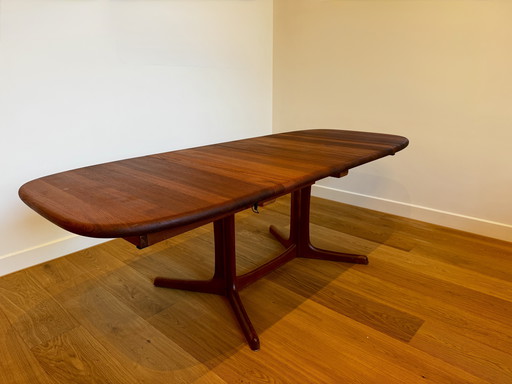 Dyrlund dining table - extendable