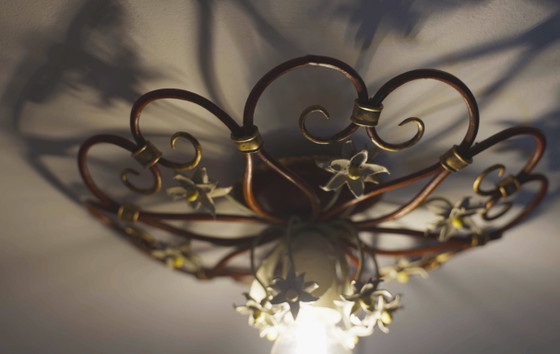 Image 1 of Lampada da soffitto italiana Tole a forma di petalo, colore rosso, oro e bianco, con motivo floreale, stile Mid-Century.